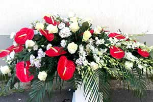 Copricassa funebre con anthurium e rose