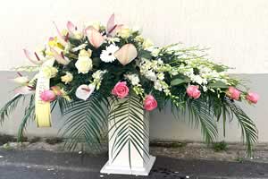 Copricassa funebre con anthurium, rose e gerbere