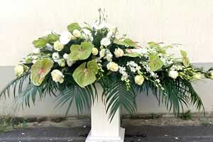 Copricassa funebre con anthurium calle e rose