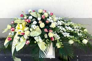 Copricassa funebre con anthurium e rose